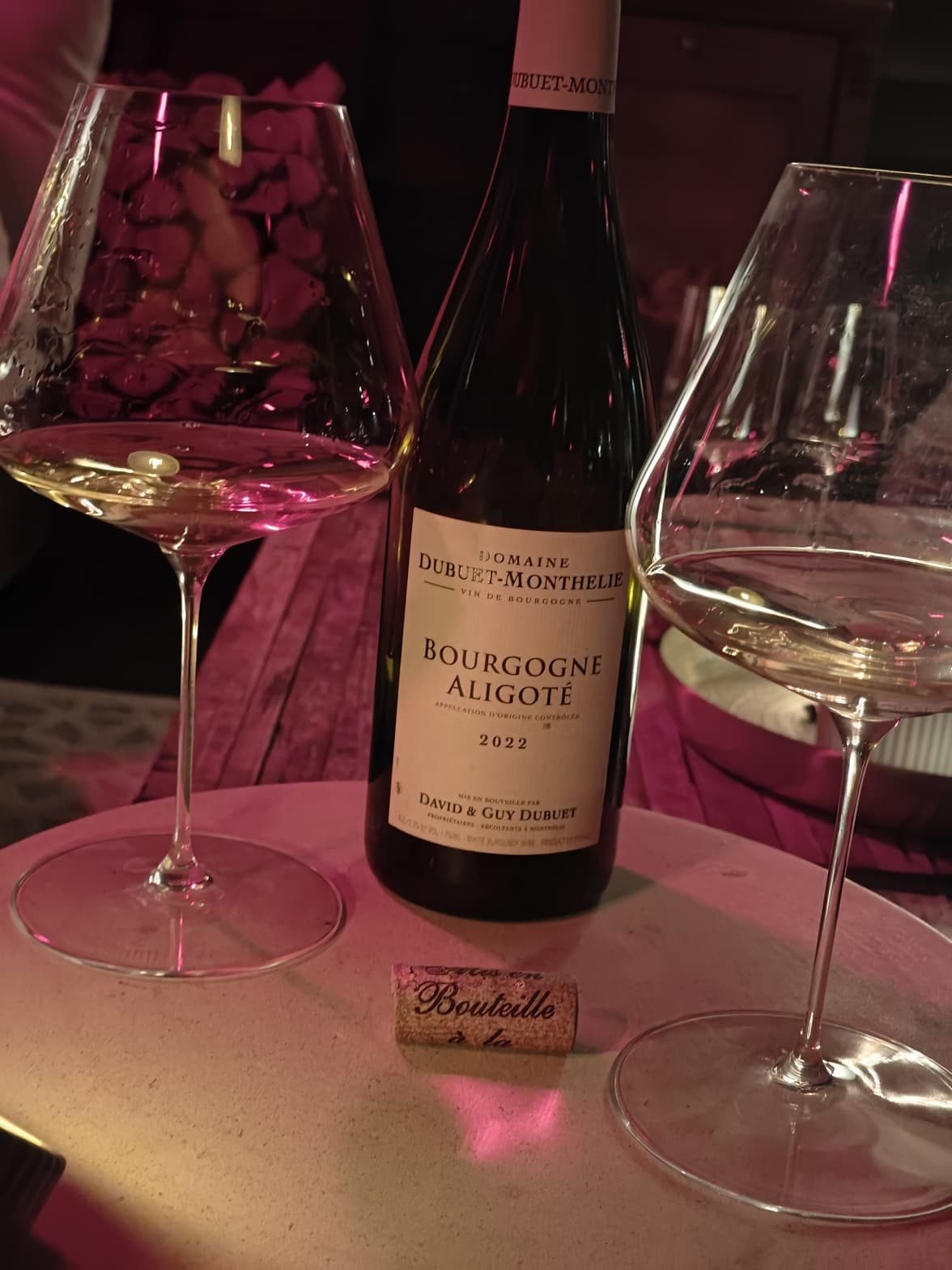Wijnglazen en een fles Bourgogne op tafel