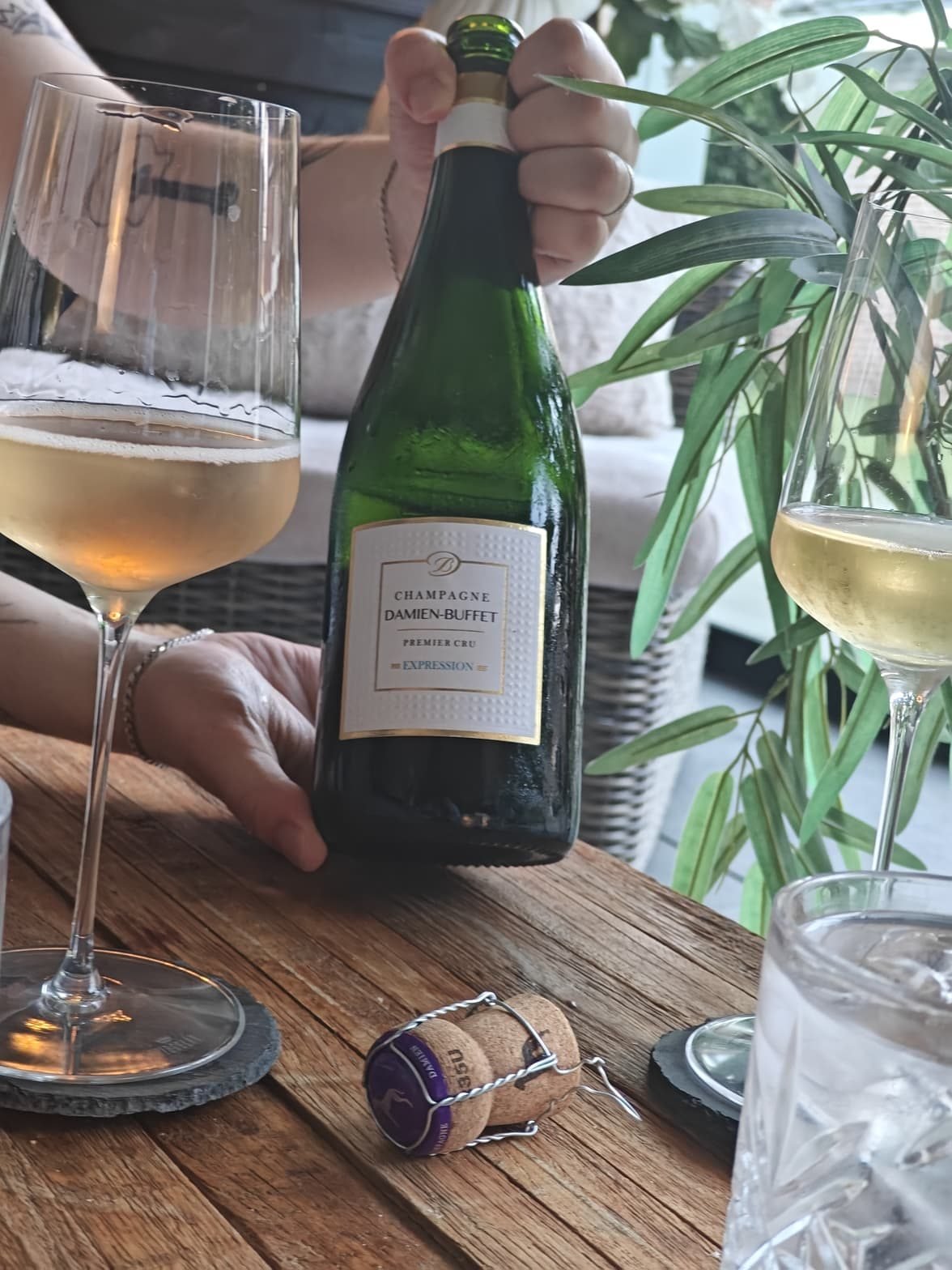 Champagne wordt geserveerd op een terras