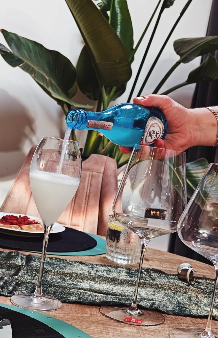 Gedekte tafel met glaswerk tijdens het inschenken